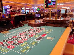 7000 bet হোমস্ক্রিনে সবুজ গেমিং দৃশ্য